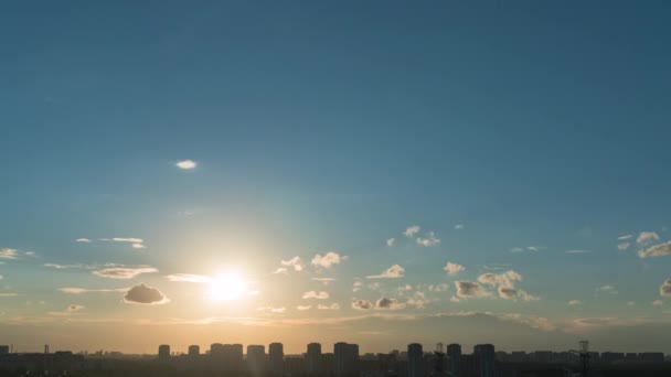 Zonsondergang boven de stad. Zonsondergang boven het slaapgedeelte — Stockvideo