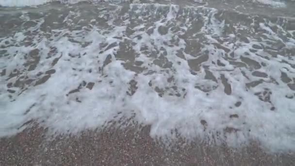 Surfing na piaszczystej plaży. zwolniony ruch — Wideo stockowe