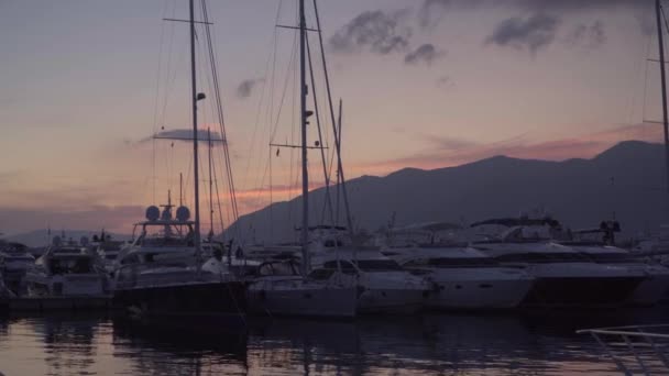 Yatların üzerinde gün batımı. Tivat limanında yatlar. Porto Karadağ — Stok video