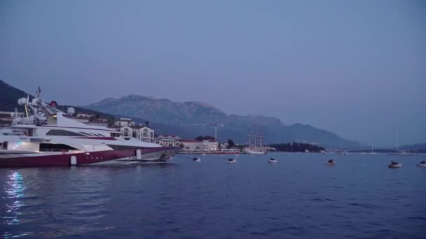Jachten in de zeehaven van Tivat. Porto Montenegro — Stockvideo