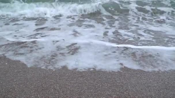 Chica caminando en el agua en la playa de arena — Vídeos de Stock