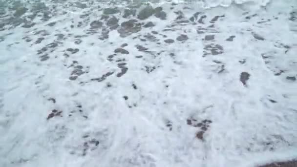 Морской серфинг на песчаном пляже — стоковое видео