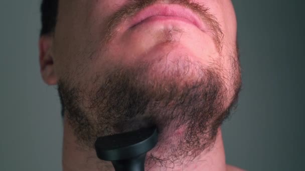 Чоловік бере бороду крупним планом — стокове відео