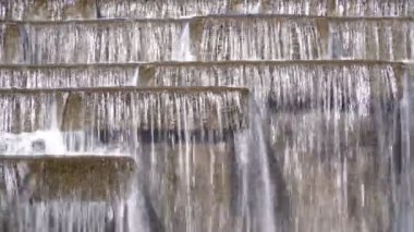 Şehir parkında yapay su birikintileri. Su akıntısı çok yakın.