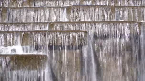 Kunstmatige watervallen in het stadspark. de stroom van water close-up — Stockvideo