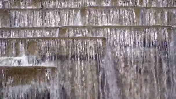 Cascate artificiali di acqua nel Parco della città. il flusso di acqua primo piano — Video Stock