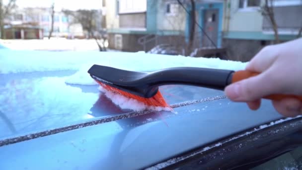 スローモーションで車を雪上から掃除し — ストック動画