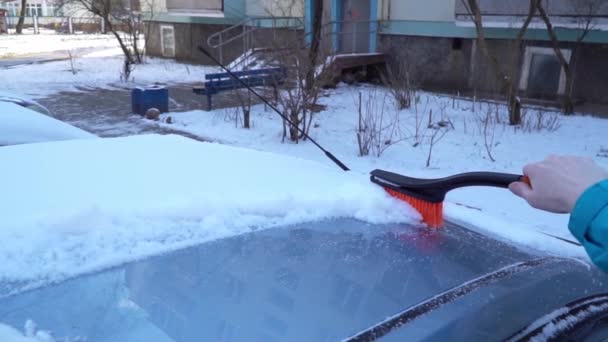 スローモーションで車を雪上から掃除し — ストック動画