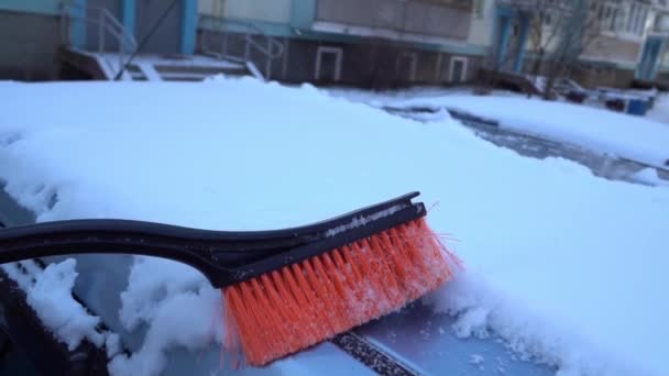 スローモーションで車を雪上から掃除し — ストック動画