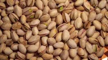 Kızarmış şam fıstığının yakın çekim rotasyonu