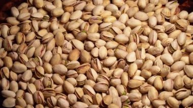 Kızarmış şam fıstığının yakın çekim rotasyonu