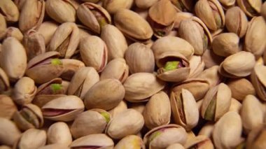 Kızarmış şam fıstığının yakın çekim rotasyonu