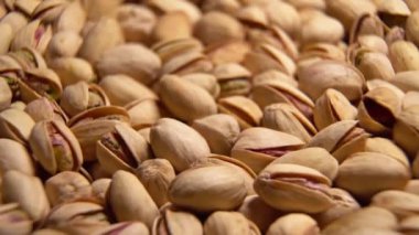 Kızarmış şam fıstığının yakın çekim rotasyonu