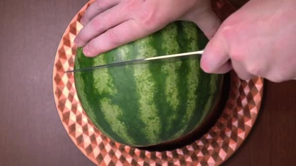 Cortar uma melancia em 2 partes com uma faca de perto — Vídeo de Stock