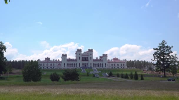 Weißrussland, Brest Juni 2020. Burg der Puslovskys in Kossovo — Stockvideo