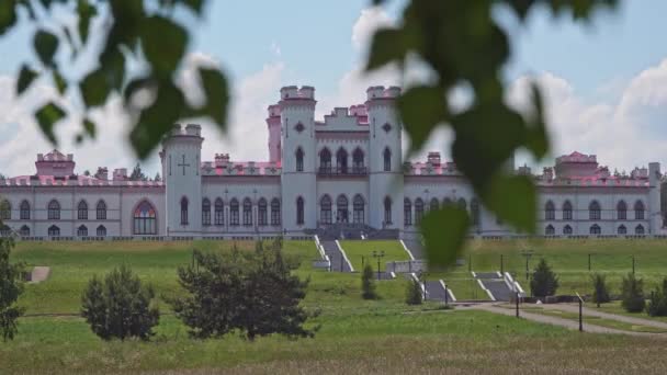Belarús, Brest junio 2020. Castillo de los Puslovsky en Kossovo — Vídeo de stock