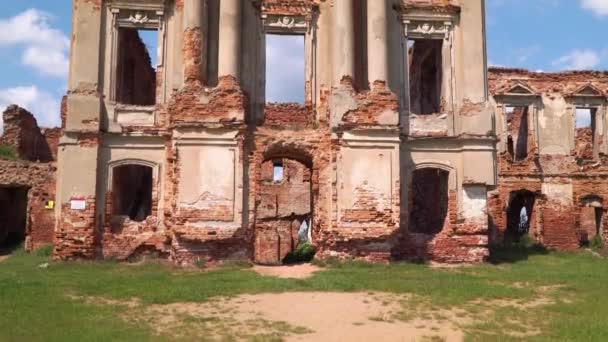 Bělorusko Ružany. Zřícenina palácového komplexu Sapeg v Ružanech — Stock video
