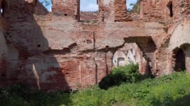 Belarus Ruzhany. Ruzhany 'deki Sapeg Sarayı' nın kalıntıları.