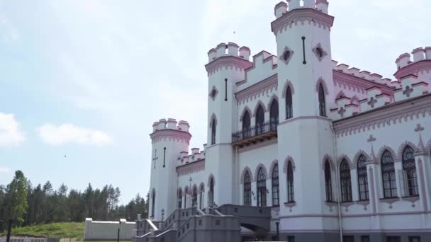 Belarus, Brest juni 2020. Kasteel van de Puslovskys in Kossovo — Stockvideo