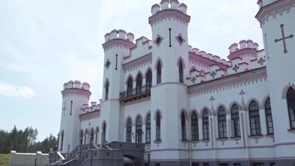 Białoruś, czerwiec 2020 r. Zamek Pusłowskich w Kosowie — Wideo stockowe