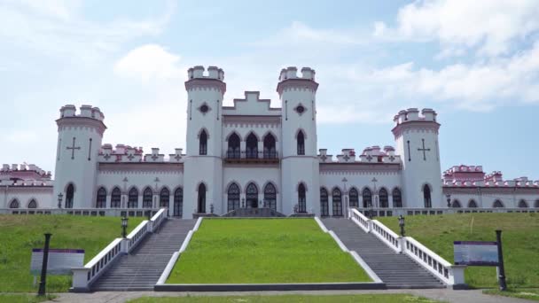 Bielorrússia, Brest junho 2020. Castelo das Puslovskys em Kossovo — Vídeo de Stock