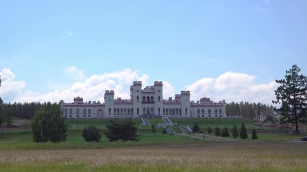 Weißrussland, Brest Juni 2020. Burg der Puslovskys in Kossovo — Stockvideo