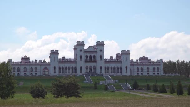Weißrussland, Brest Juni 2020. Burg der Puslovskys in Kossovo — Stockvideo