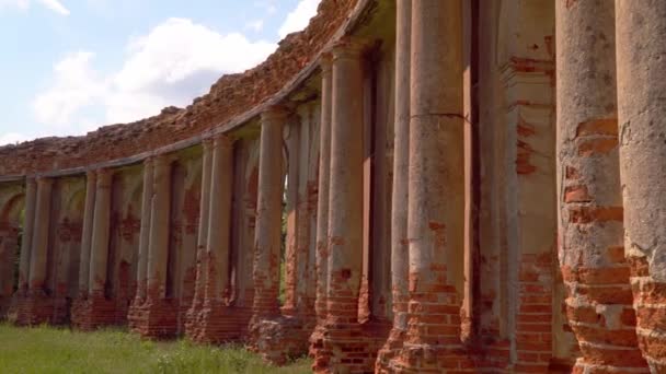 Bělorusko Ružany. Zřícenina palácového komplexu Sapeg v Ružanech — Stock video