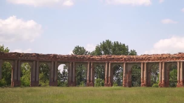 Biélorussie Ruzhany. Les ruines du complexe du palais Sapeg à Ruzhany — Video