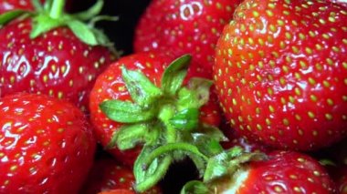 Kırmızı olgun çileklerin dönüşümü yakın plan