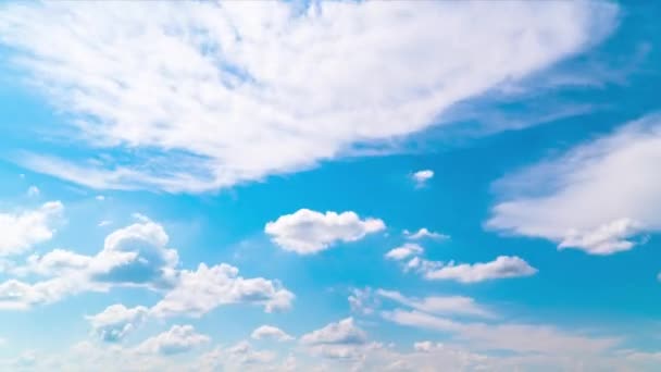 Timelapse movimiento de las nubes en un cielo azul — Vídeos de Stock