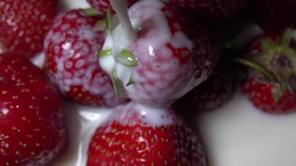 Yoghurt in slow motion op aardbeien gieten — Stockvideo