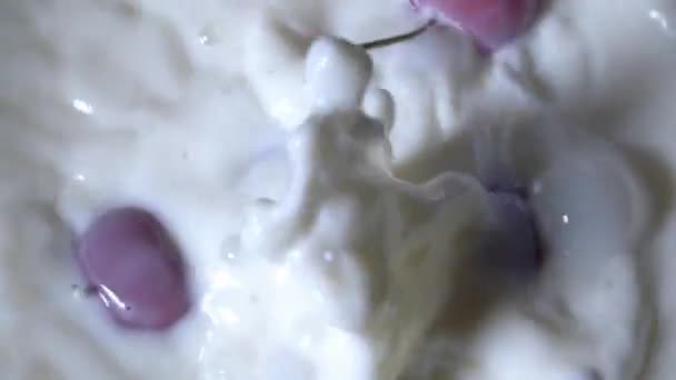 Капля вишни в йогурте с мхом крупным планом — стоковое видео