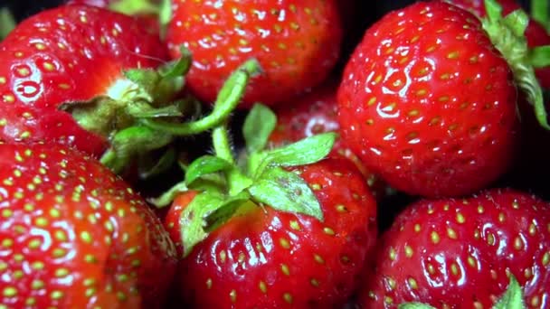 Rotation des fraises rouges mûres close-up — Video