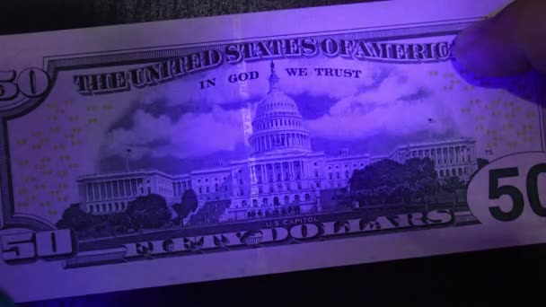 Verification of counterfeit money in a ultraviolet — Stock Video