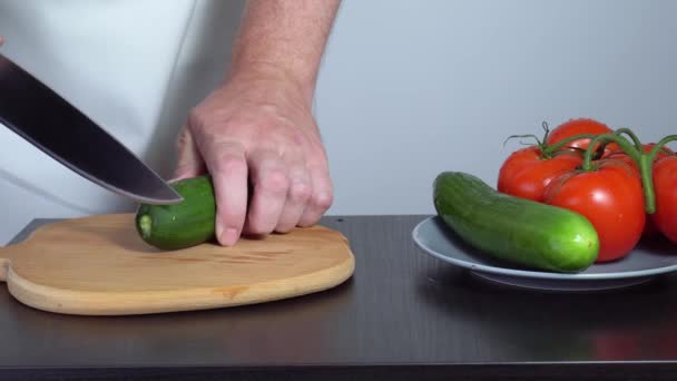 Приготування салату. кухар розрізає огірки — стокове відео