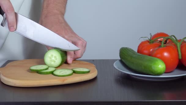 Приготування салату. кухар розрізає огірки — стокове відео