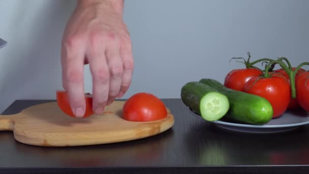 Salátát főzök. paradicsom szeletelés közelkép — Stock videók