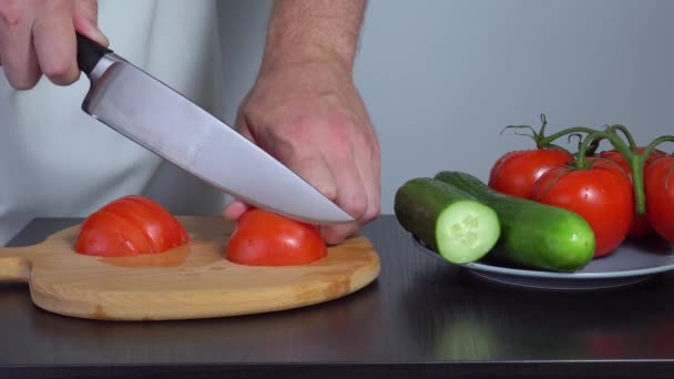 Приготування салату. нарізка помідорів крупним планом — стокове відео