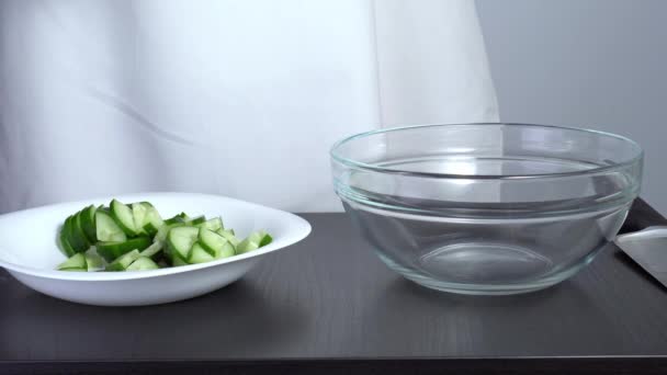 Vaření salátu. míchání složek zelený salát okurka rajčata — Stock video