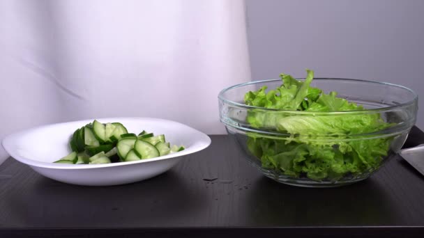 Salátát főzök. összetevők keverése zöld saláta uborka paradicsom — Stock videók