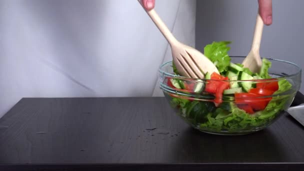 Приготування салату. змішування інгредієнтів зеленого салату з помідорами огірка — стокове відео