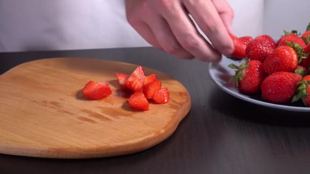 Chef slices strawberries for vegan salad — Stock Video