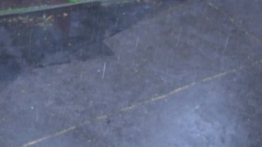 Şehir yolunun arka planına düşen yağmur damlaları