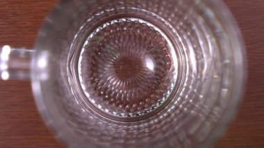 Yavaş bira jeti kupanın içine düşer. yavaş çekim