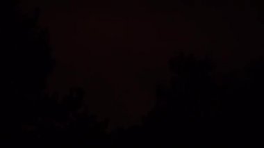 Gece gökyüzünde şimşek çakıyor. yavaş çekim