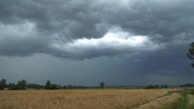 Düz bir arazide fırtına bulutları. zaman aşımı