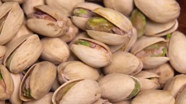 Çemberde dönen makro kavrulmuş fıstık yakın plan.