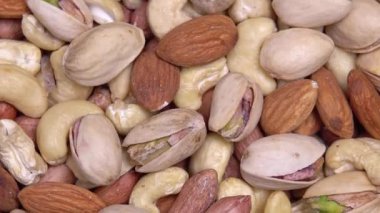 Kapat. Fıstık arkaplanı. Çemberde farklı türde fındıklar döner