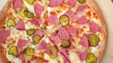 Pizza yakın çekim. Dönen sıcak pizza